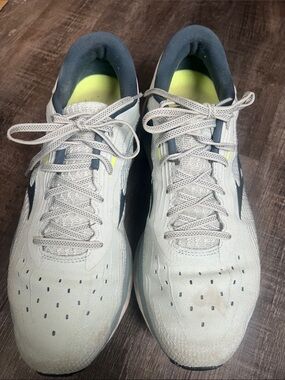 Mizuno Wave Sky 5 men’s 9 cushion training shoes